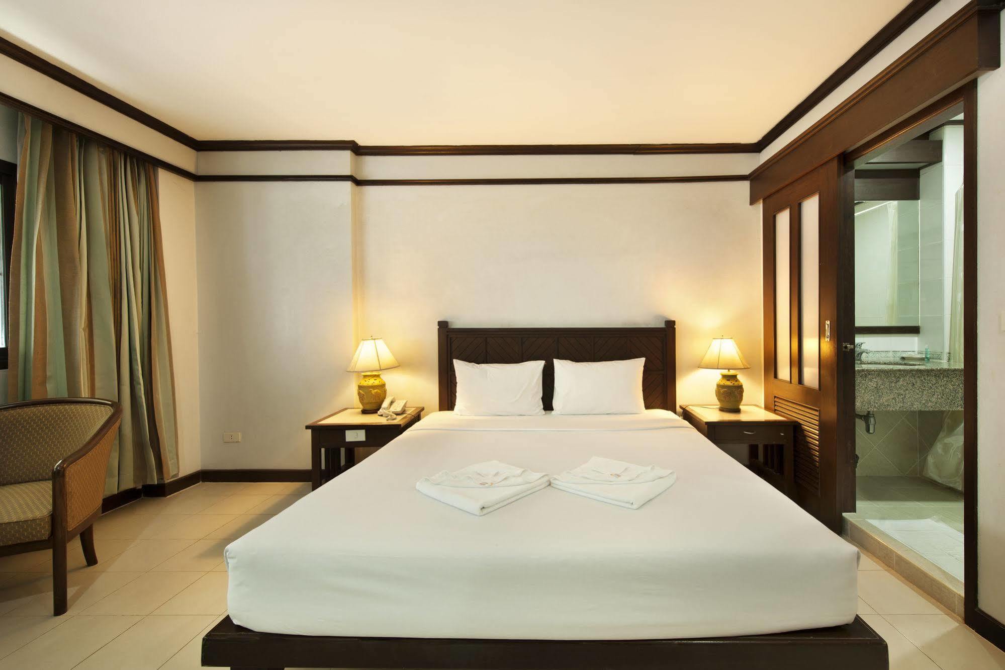 Rattana Mansion Hotel Phuket Exterior photo